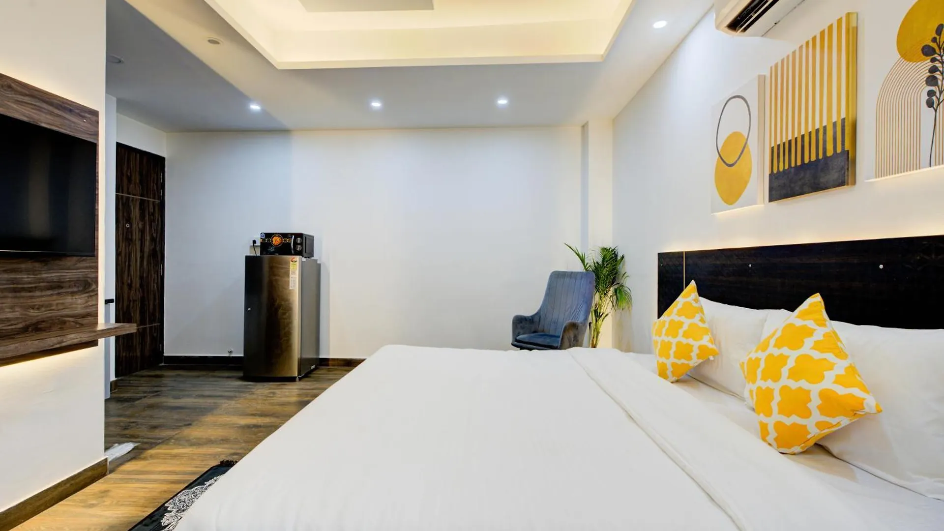 The Empire Studioz Hotel Golf Course Road Studio With Kitchen & Balcony One Horizon Center Paras Hospital Cyber City Gurgaon
