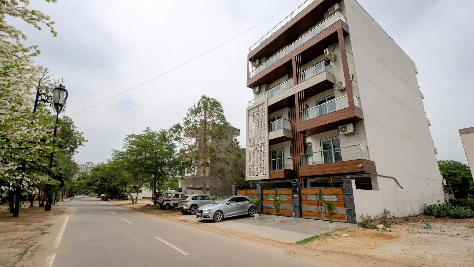 The Empire Studioz Hotel Golf Course Road Studio With Kitchen & Balcony One Horizon Center Paras Hospital Cyber City Gurgaon
