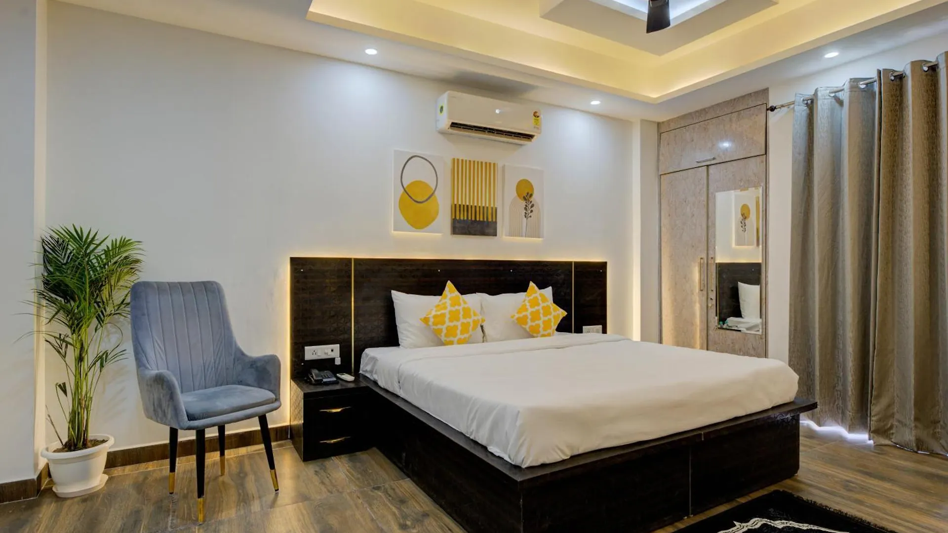 The Empire Studioz Hotel Golf Course Road Studio With Kitchen & Balcony One Horizon Center Paras Hospital Cyber City location