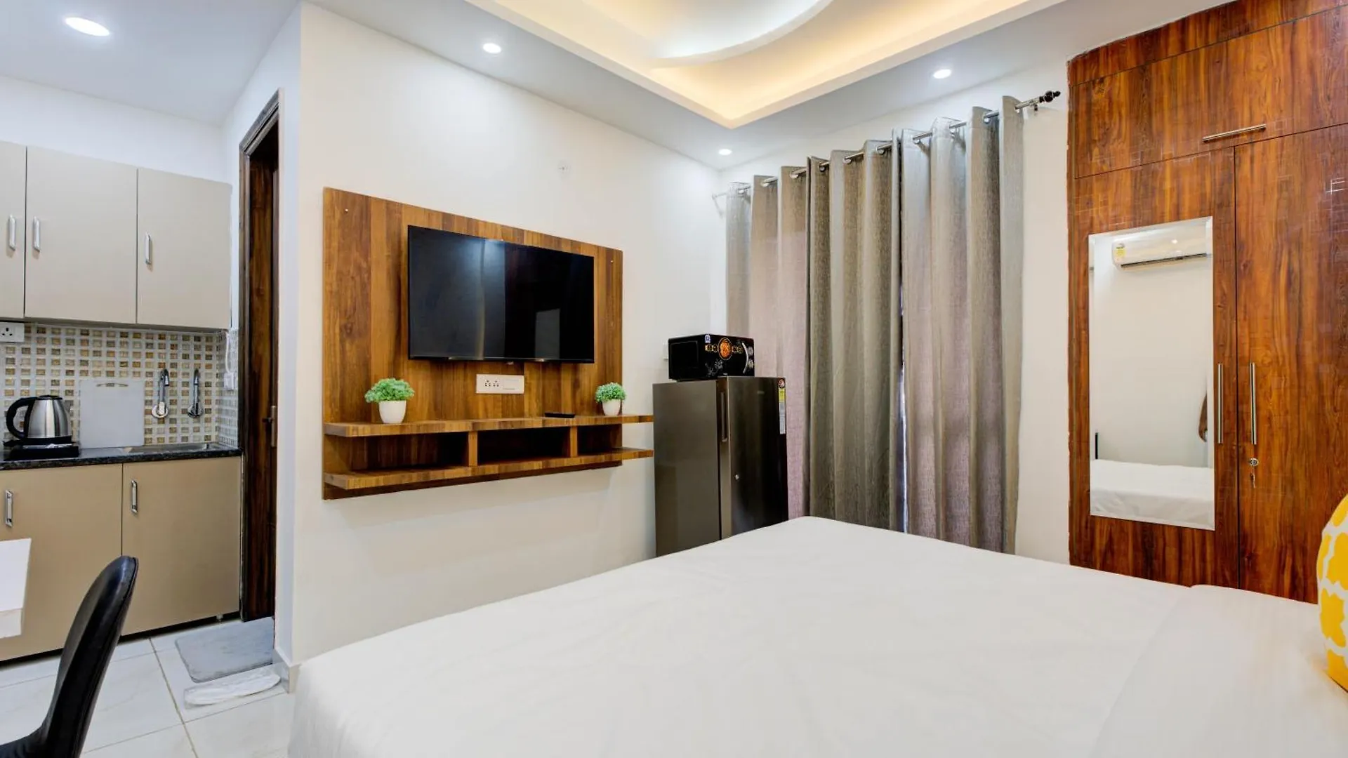The Empire Studioz Hotel Golf Course Road Studio With Kitchen & Balcony One Horizon Center Paras Hospital Cyber City Gurgaon India