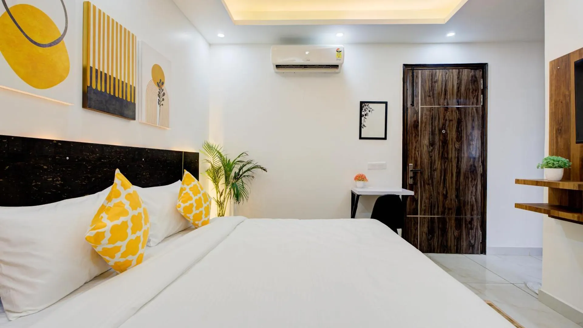 The Empire Studioz Hotel Golf Course Road Studio With Kitchen & Balcony One Horizon Center Paras Hospital Cyber City Gurgaon 3*,  India