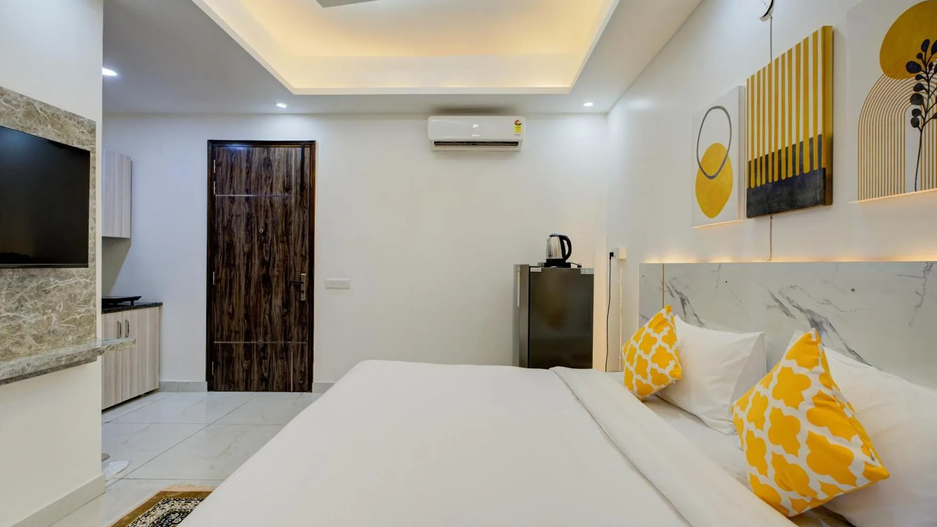 The Empire Studioz Hotel Golf Course Road Studio With Kitchen & Balcony One Horizon Center Paras Hospital Cyber City Gurgaon India