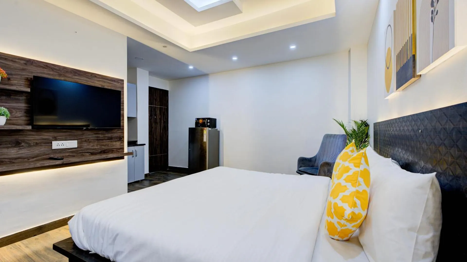 The Empire Studioz Hotel Golf Course Road Studio With Kitchen & Balcony One Horizon Center Paras Hospital Cyber City Gurgaon