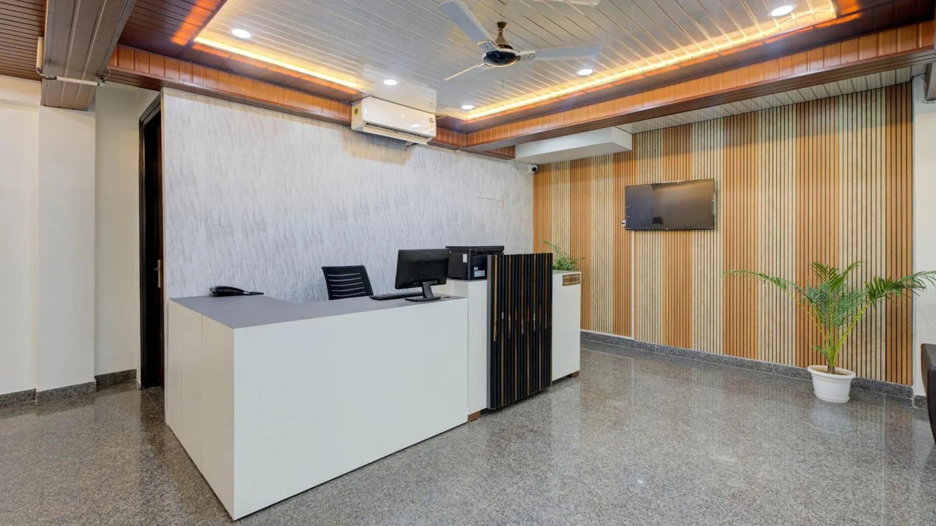 ***  The Empire Studioz Hotel Golf Course Road Studio With Kitchen & Balcony One Horizon Center Paras Hospital Cyber City Gurgaon India