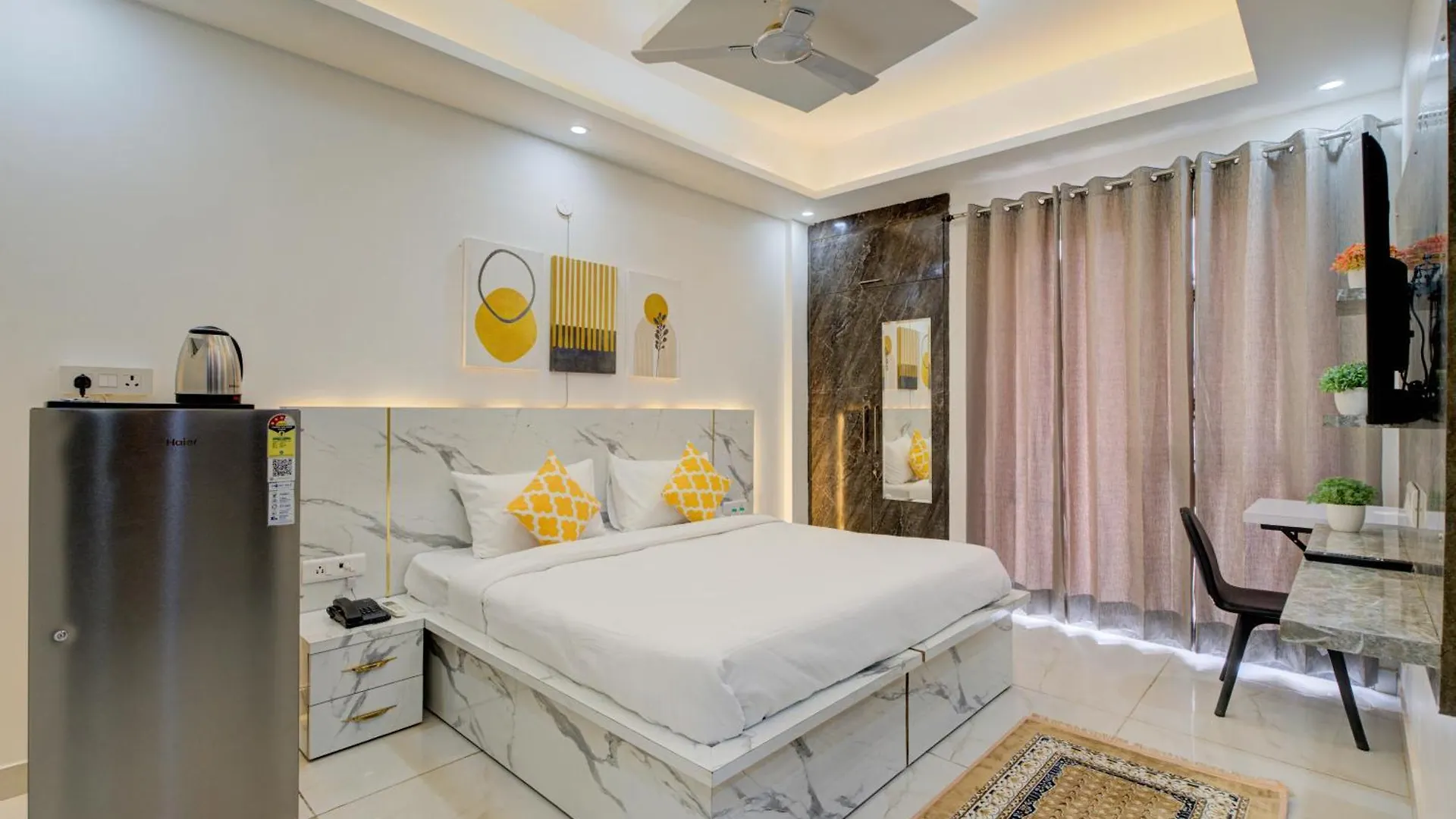 The Empire Studioz Hotel Golf Course Road Studio With Kitchen & Balcony One Horizon Center Paras Hospital Cyber City Gurgaon India